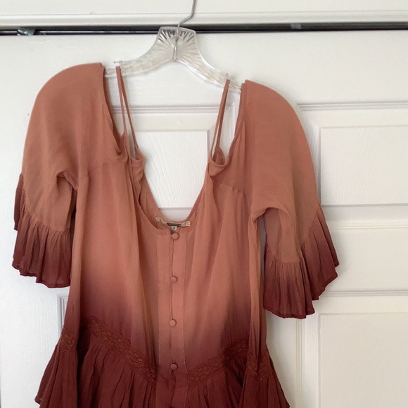 Buckle gimmicks cold shoulder top - Picture 4 of 4